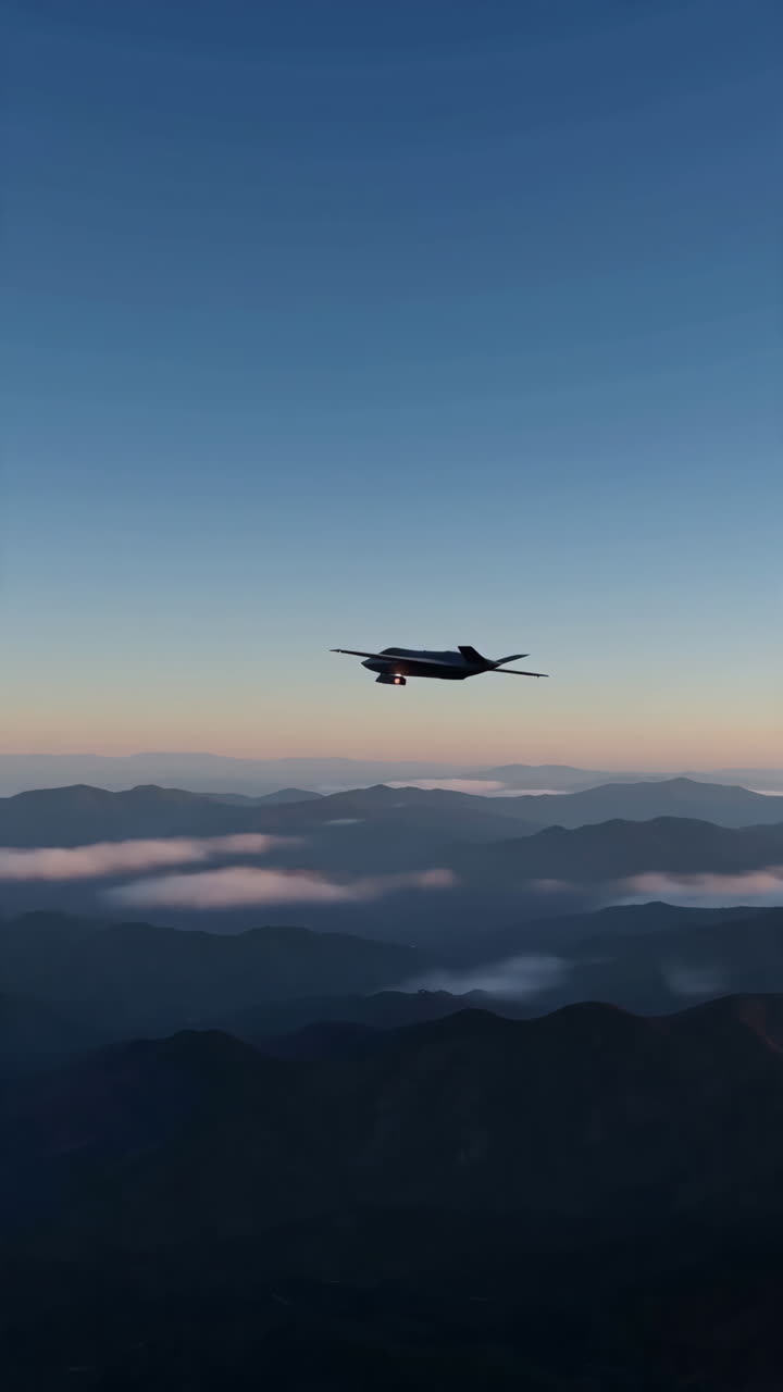 Stealth-jet over tågede bjerge, udfører daggryspatrulje med vingespids og fjern silhuet