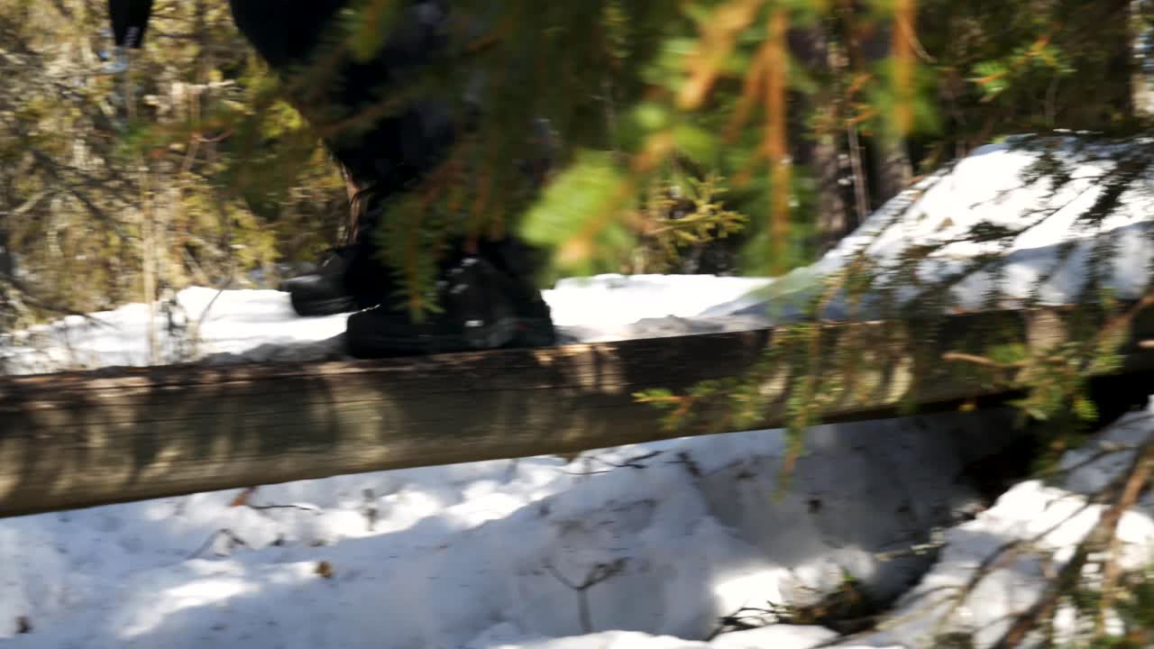 hombre caminando por la pasarela un día de nieve en suecia