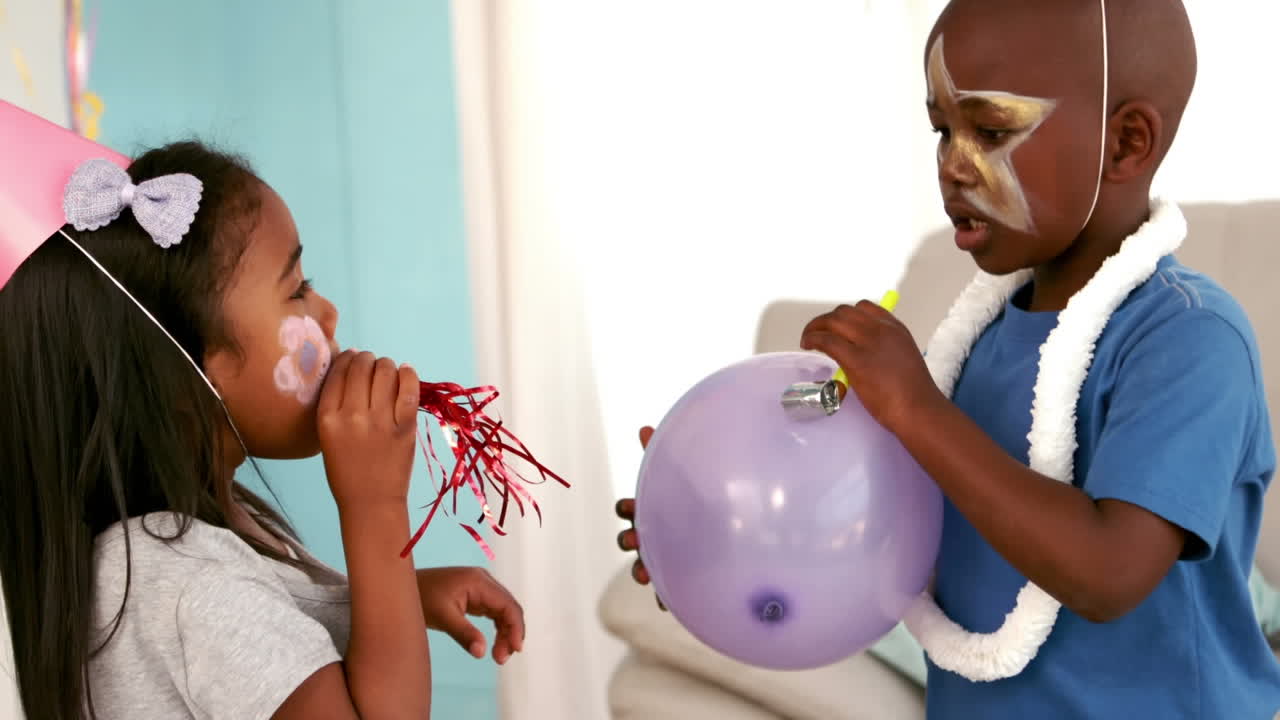 animación de la capa quemada sobre los niños soplando sopladores de fiesta y divirtiéndose en la fiesta