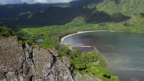 excursionistas en el espectacular acantilado del león agazapado con vistas a la bahía kahana de hawai, órbita aérea