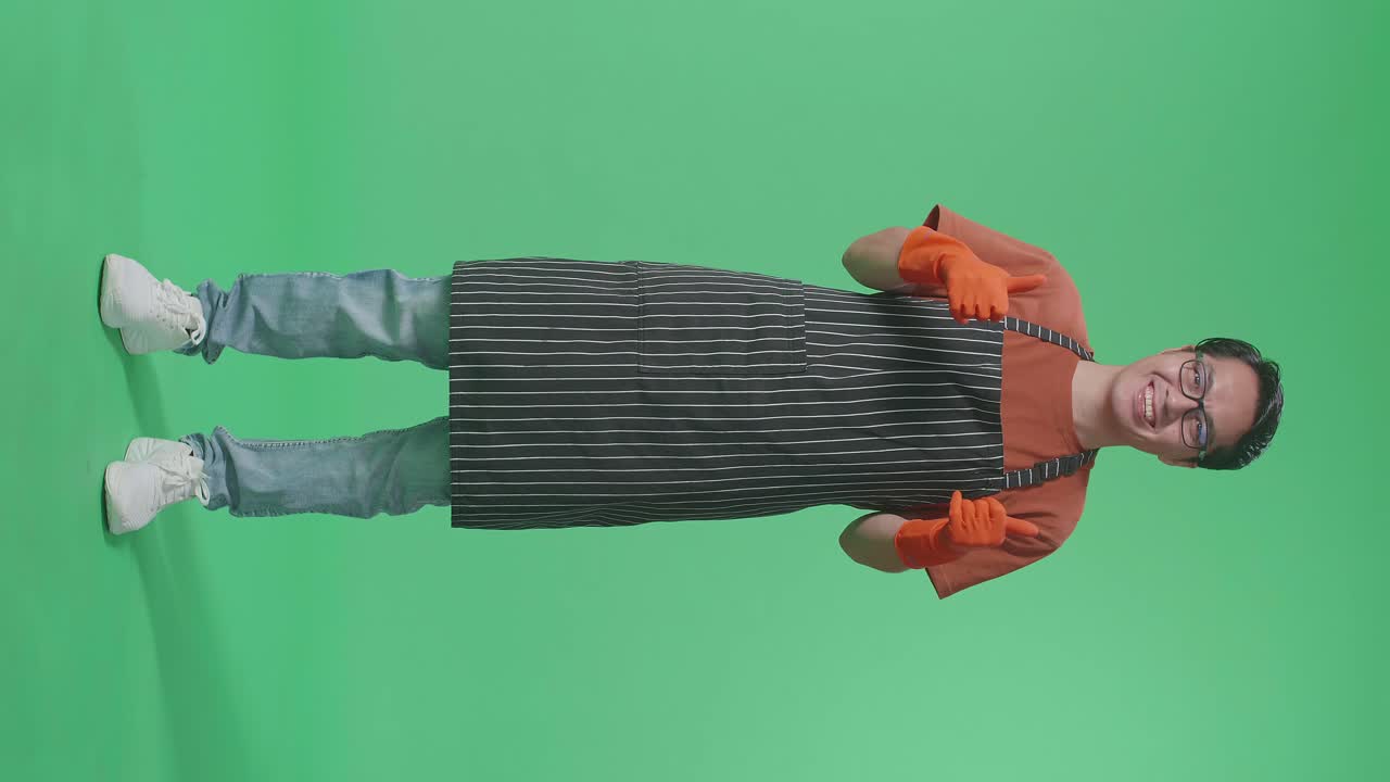 청소 유니폼을 입은 남자가 엄지손가락을 들고