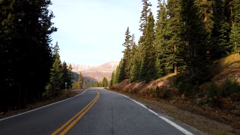 Pov-Conduciendo-En-La-Montaña-Del-Centro-De-Colorado