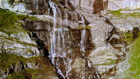 una gran cascada dispersa en muchos pequeños arroyos que descienden por la ladera de la montaña