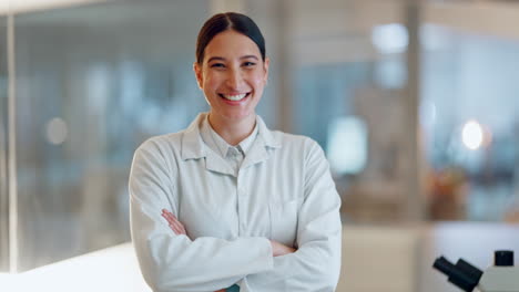 Mujer-De-Laboratorio,-Brazos-Cruzados-Y-Científico-Feliz.