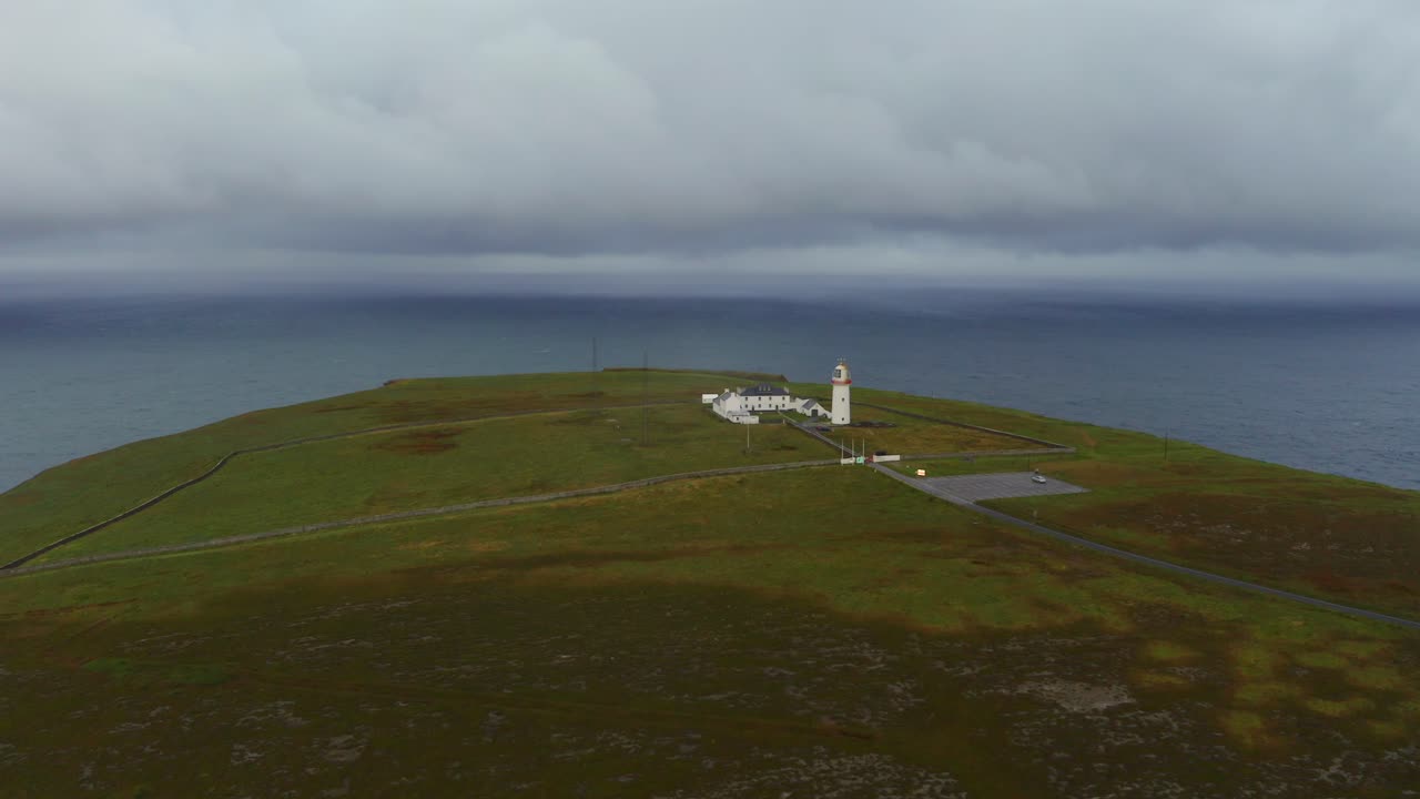 넓은 공중 도에서 대서양을 배경으로 하는 루프 헤드 등대가 포착됩니다.