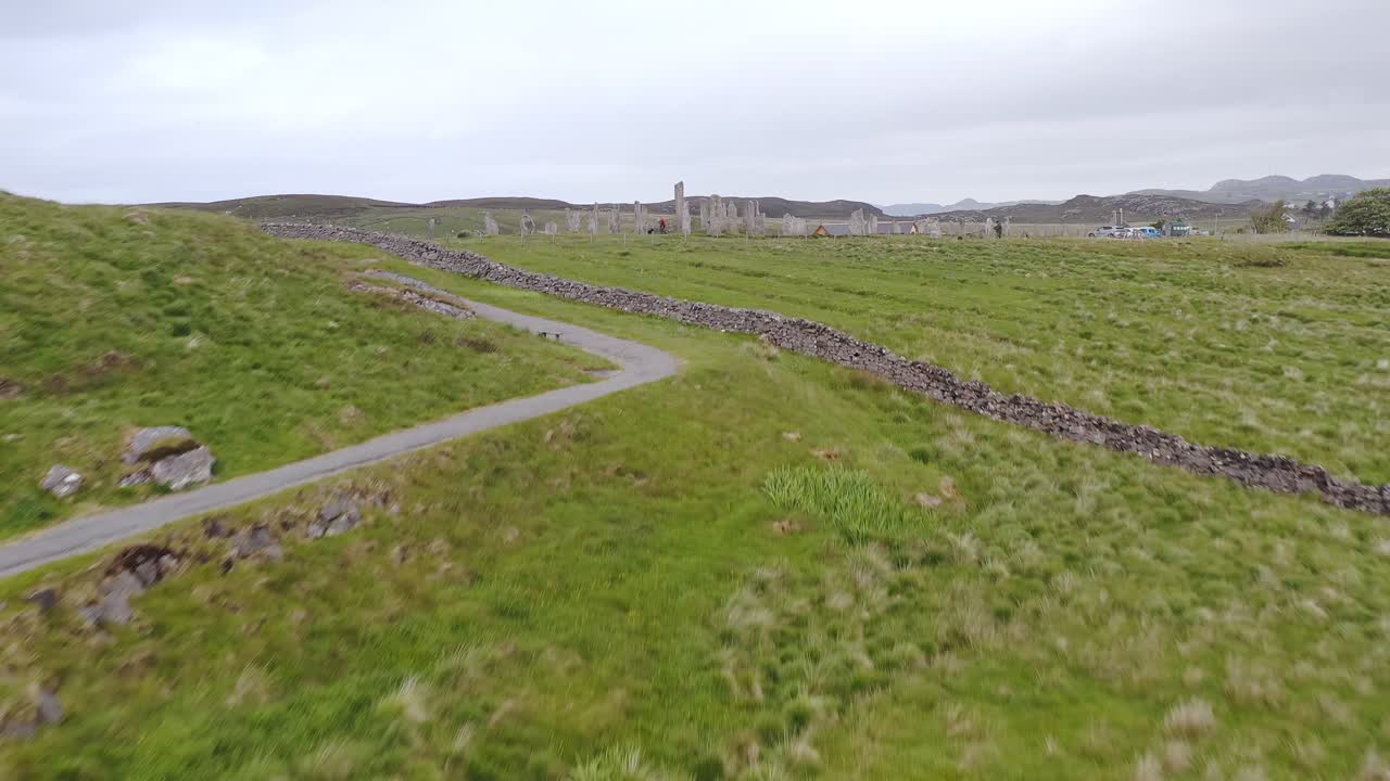 Filmagem de drone subindo sobre as históricas Pedras de Callanish na Ilha de Lewis