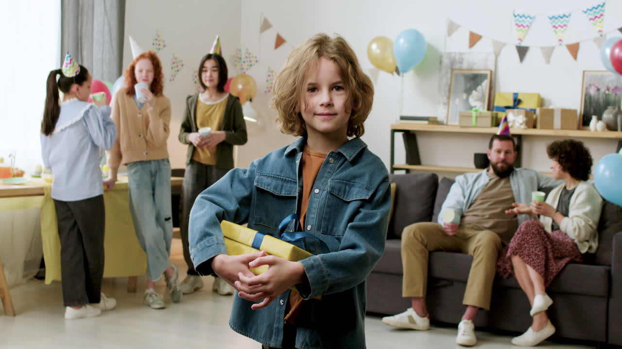 мальчик с подарком на день рождения