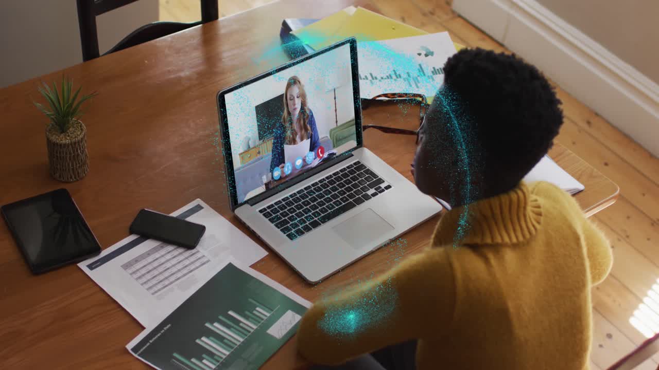 animación de un globo giratorio sobre una mujer afroamericana haciendo una videollamada en una computadora portátil en casa
