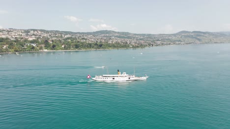 imagen aérea de un hermoso crucero a vapor en el lago de ginebra, suiza