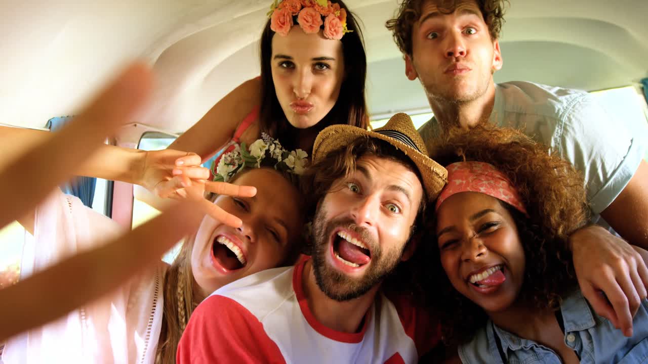 retrato de un grupo de amigos haciendo una cara graciosa en la cámara