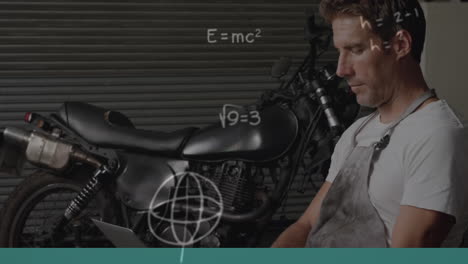 hombre en computadora portátil sobre motocicleta y ecuaciones matemáticas.