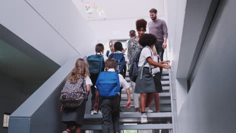 Lehrer-Und-Schüler-Gehen-Im-Belebten-Flur-Der-Grundschule-Die-Treppe-Hinunter