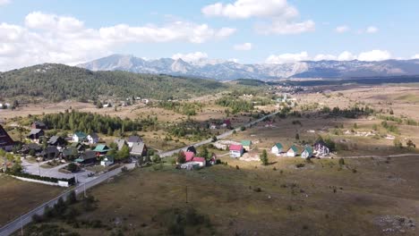 Complejo-De-Vacaciones-Zabljak-Cerca-Del-Parque-Nacional-Durmitor,-Montenegro---Avance-Aéreo