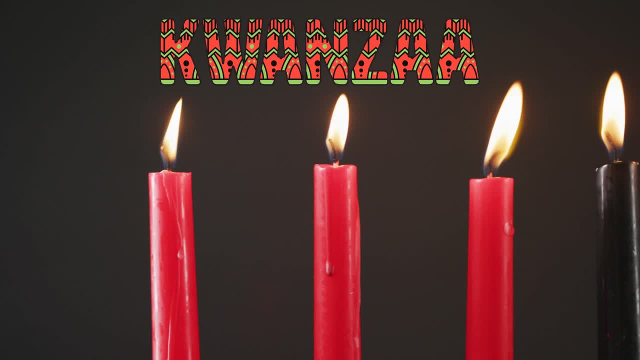 animación de velas de texto kwanzaa sobre un fondo negro.