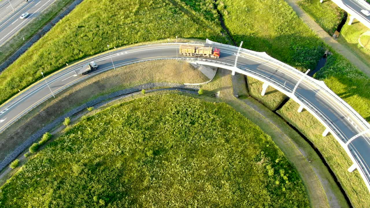 다단계 도로, 다양한 회전과 운전 자동차 트랙