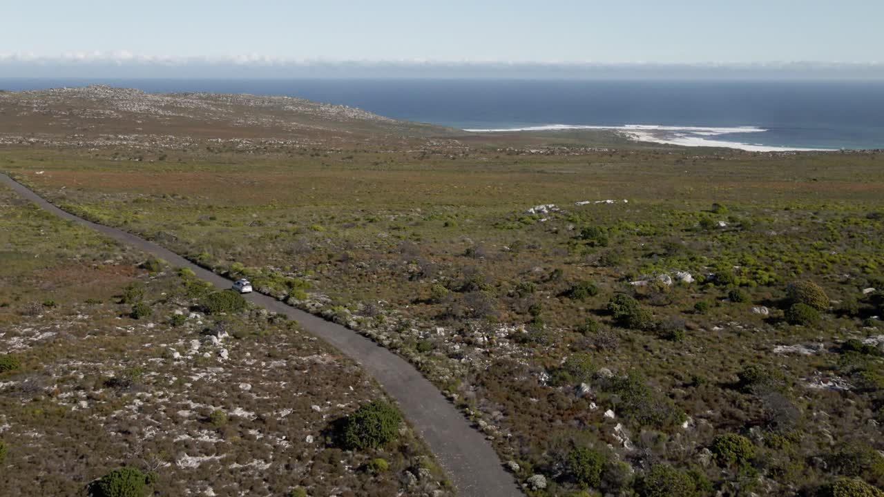 바다를 향해 길을 운전하는 남아프리카 희망봉의 조감도