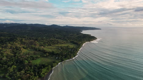 Majestuoso-Paisaje-Marino-Costarricense-En-Transición-A-Ondulantes-Paisajes-Verdes.