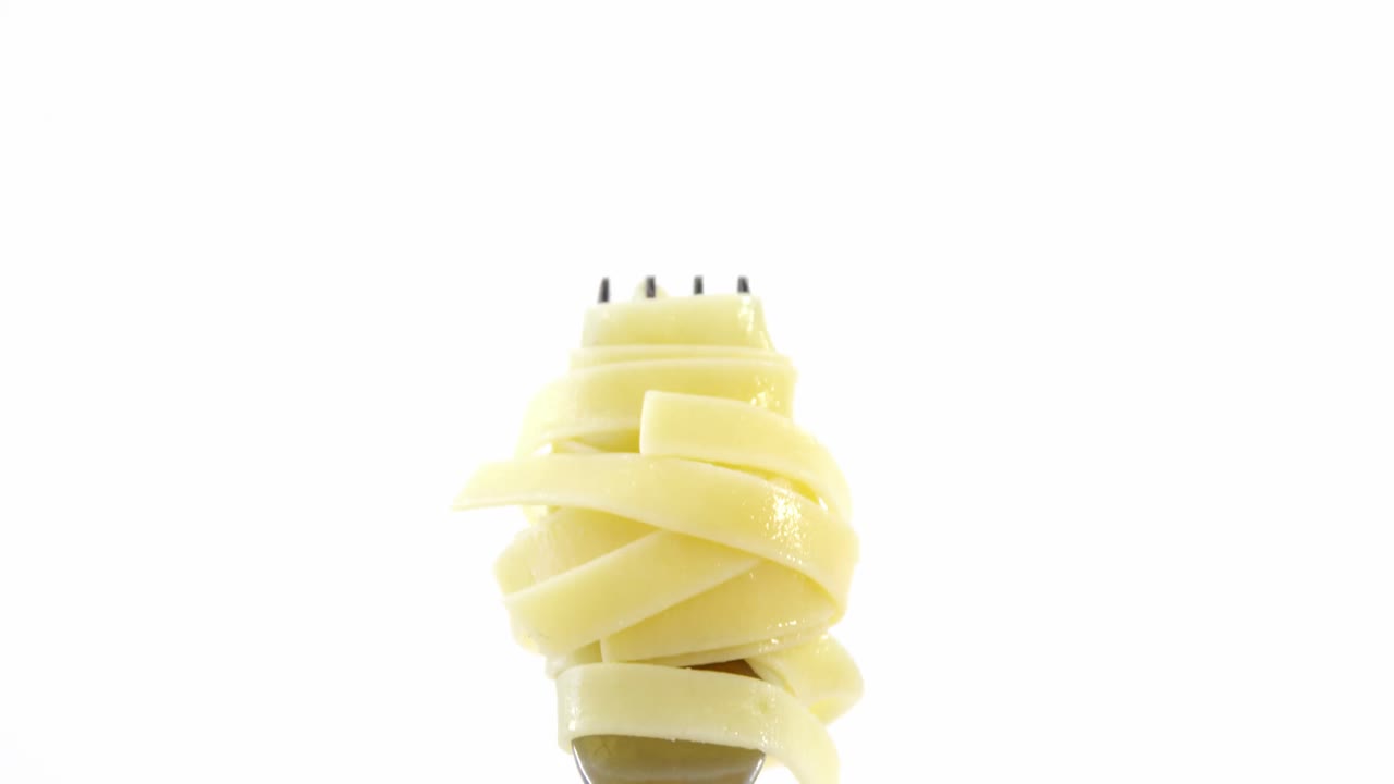 primer plano de la pasta cocida en el tenedor