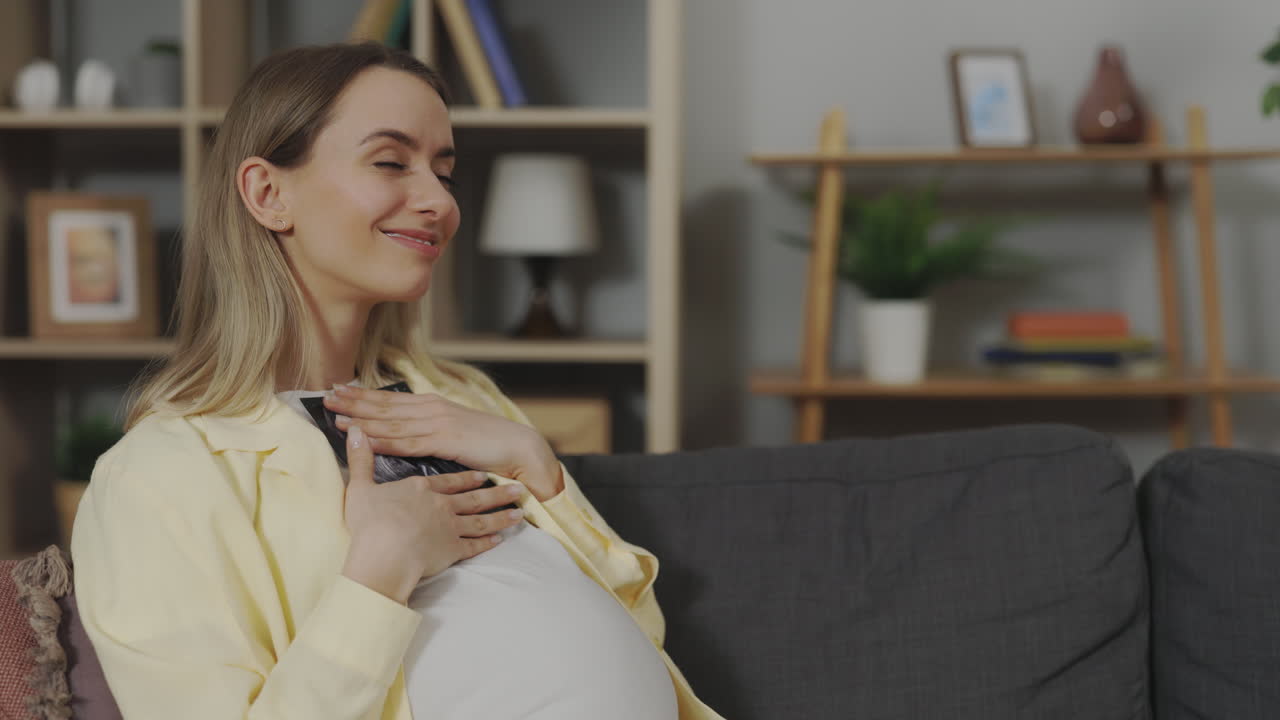 임신한 여성이 초음파 영상을 보고 있습니다.