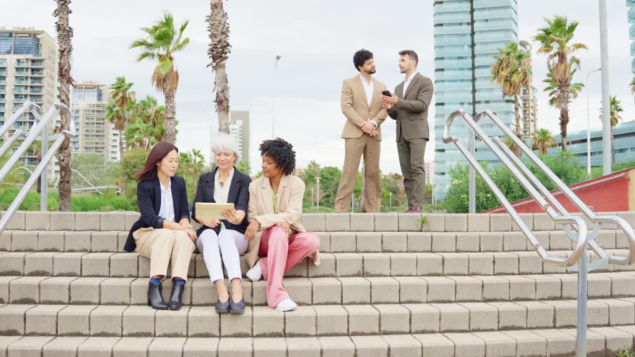 비즈니스 사람들이 야외에서 만나고 있습니다.