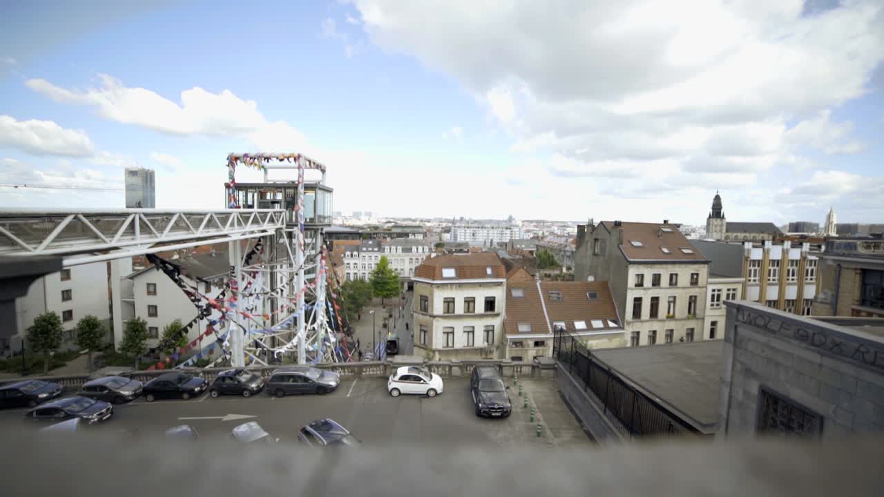 자동차가 프레임 하단에서 운전할 때 브뤼셀의 넓은 옥상 사진