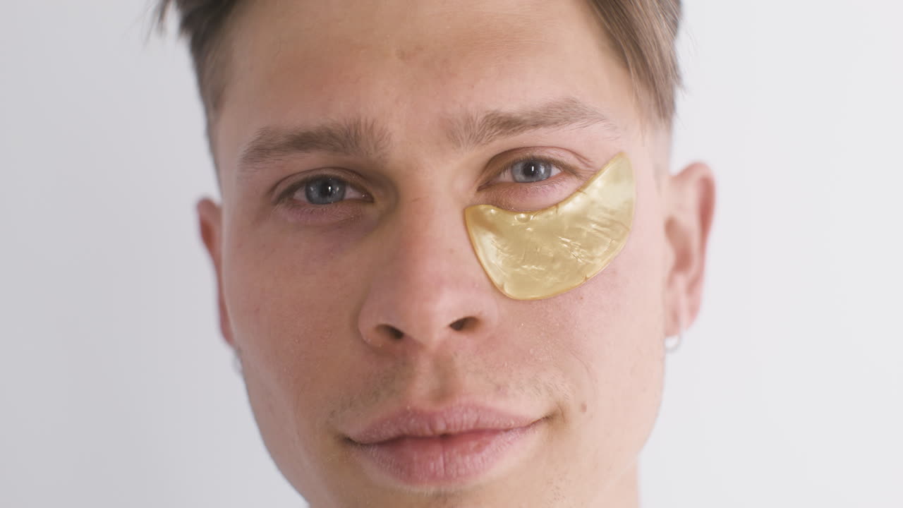 chico rubio quita el parche dorado debajo de su ojo derecho