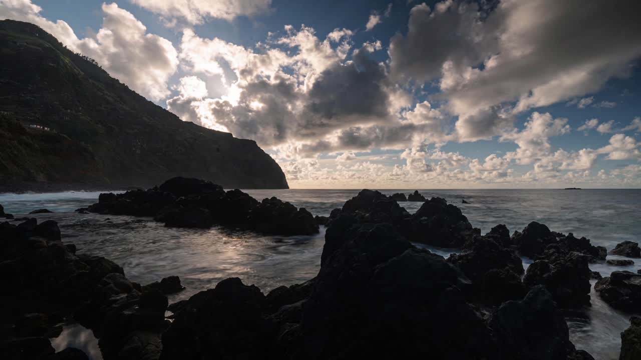 timelaps en las piscinas volcánicas de porto moniz en madeira portugal