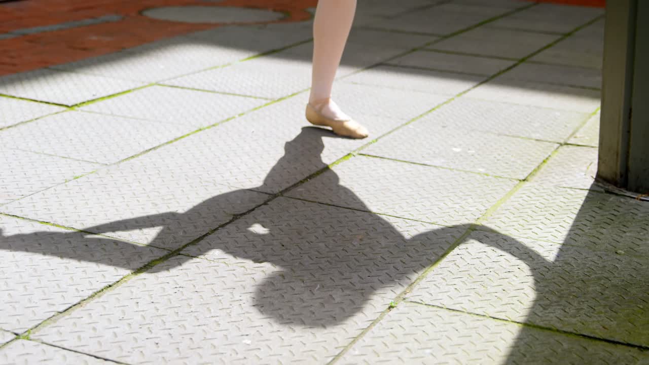 도시에서 춤을 추는 여성 발레리나 4k