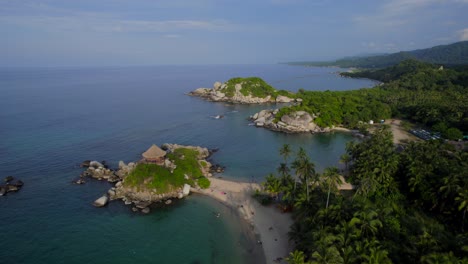 Drohnenaufstieg-Enthüllt-Die-Küste-Von-Cabo-De-San-Juan-Im-Tayrona-Nationalpark-In-Kolumbien