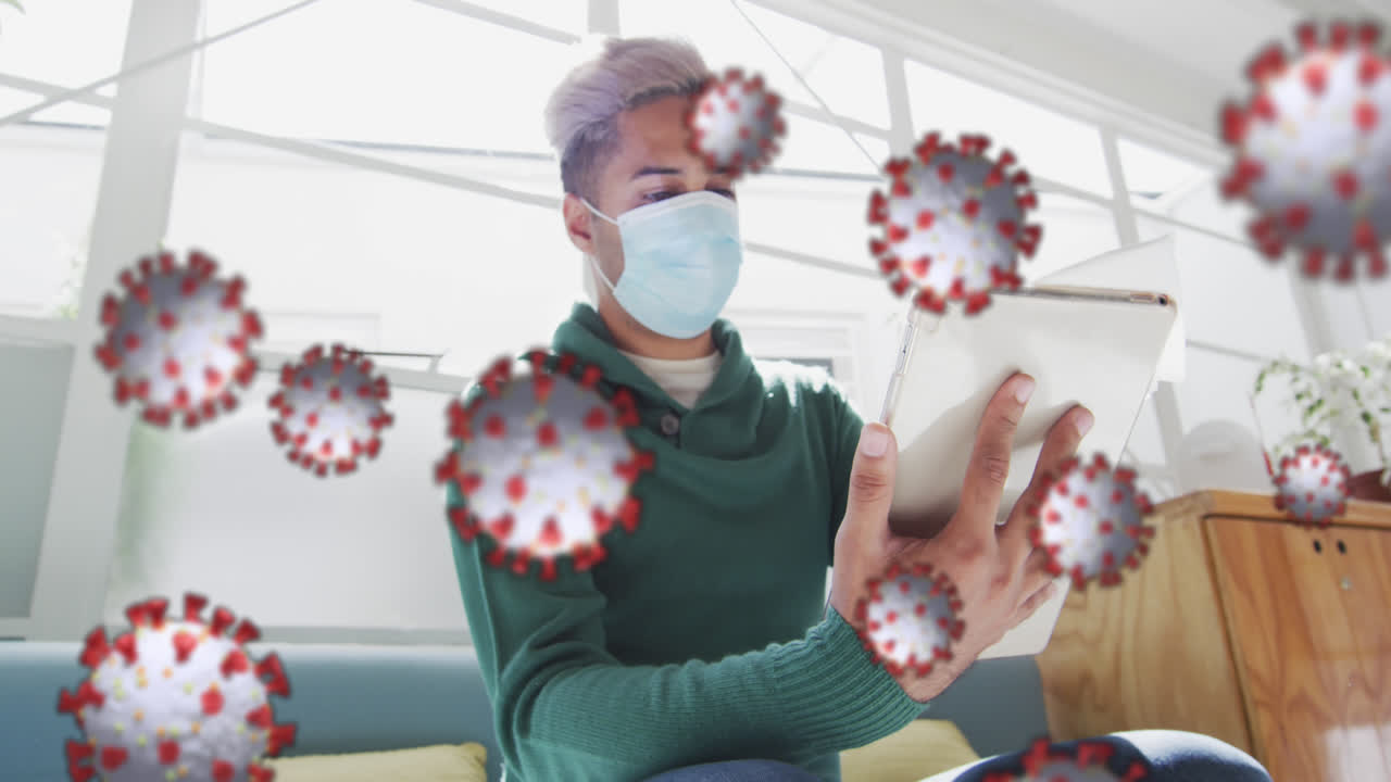 사무실에서 얼굴 마스크를 착용한 디지털 태블릿을 사용하는 여성과 함께 떠다니는 코로나19 세포의 애니메이션