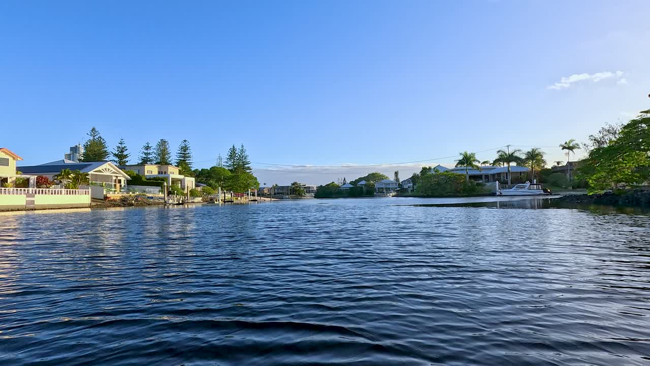 골드코스트 운하를 통해 평화로운 보트 여행