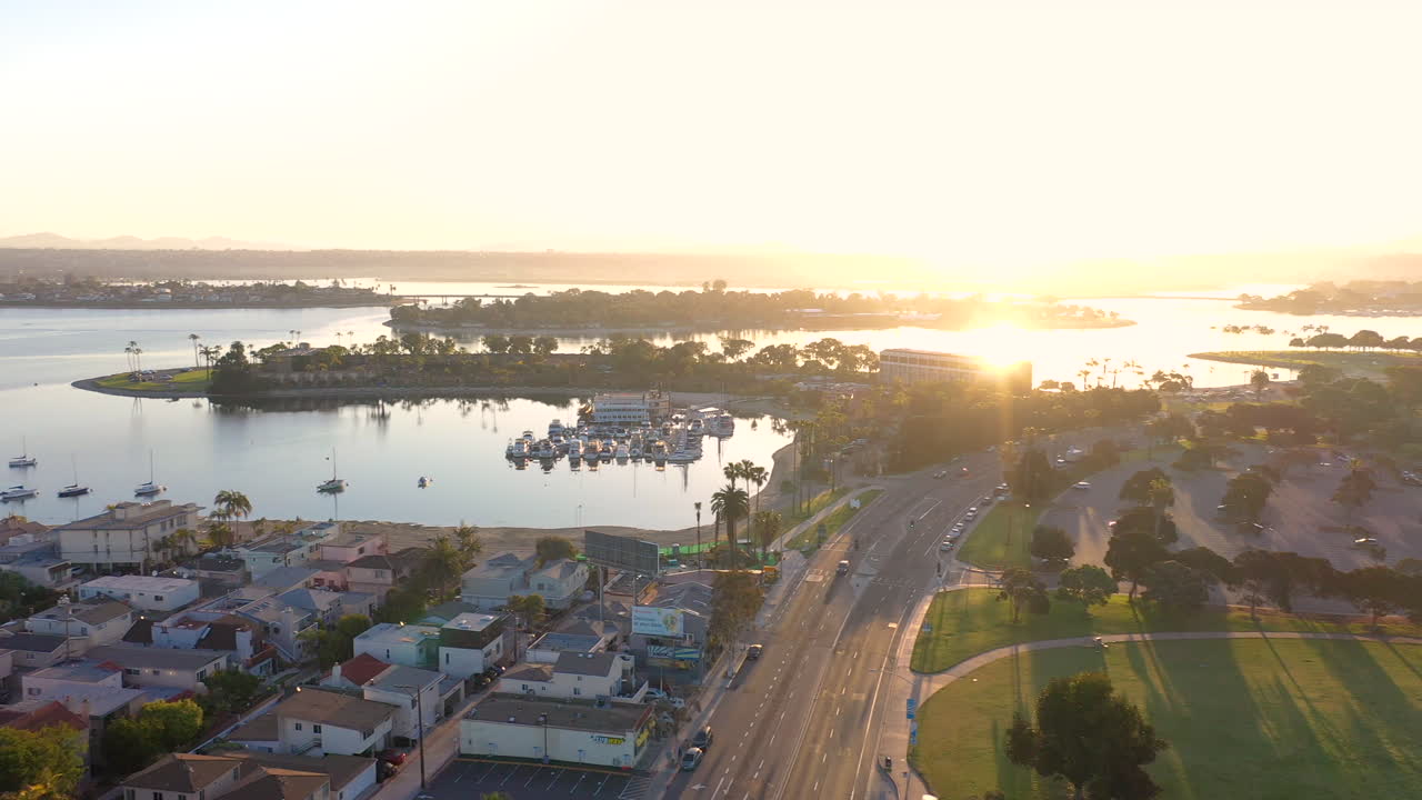 Drohnenflug bei Sonnenaufgang über Mission Bay und Pacific Beach
