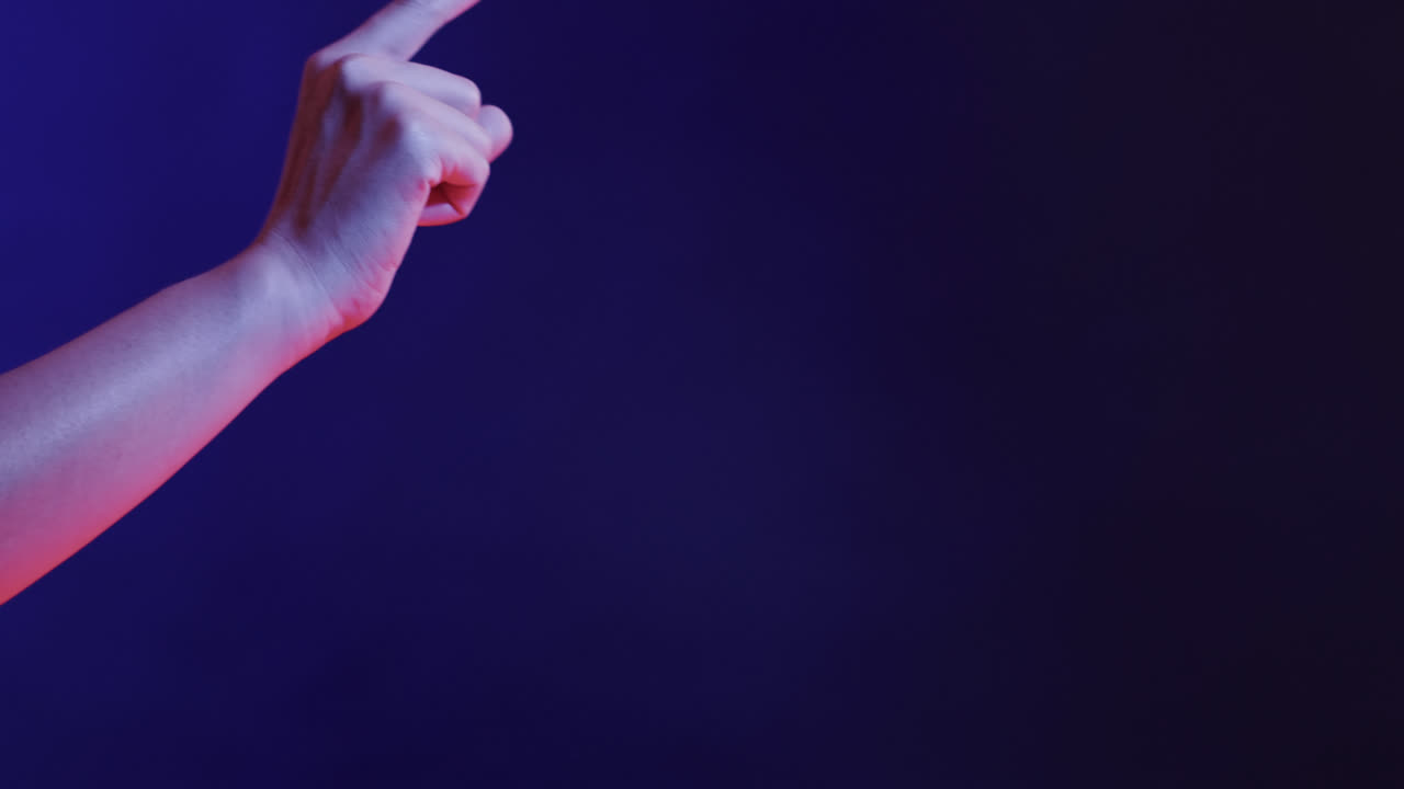 рука азиатской женщины, прикосновение виртуального экрана на синем фоне, копирование пространства, замедленное движение