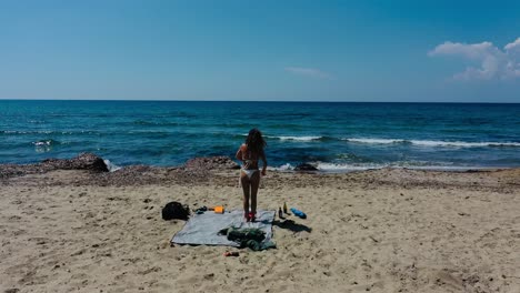 Mädchen,-Das-Sich-Am-Strand-Bräunt,-Geht-Schwimmen