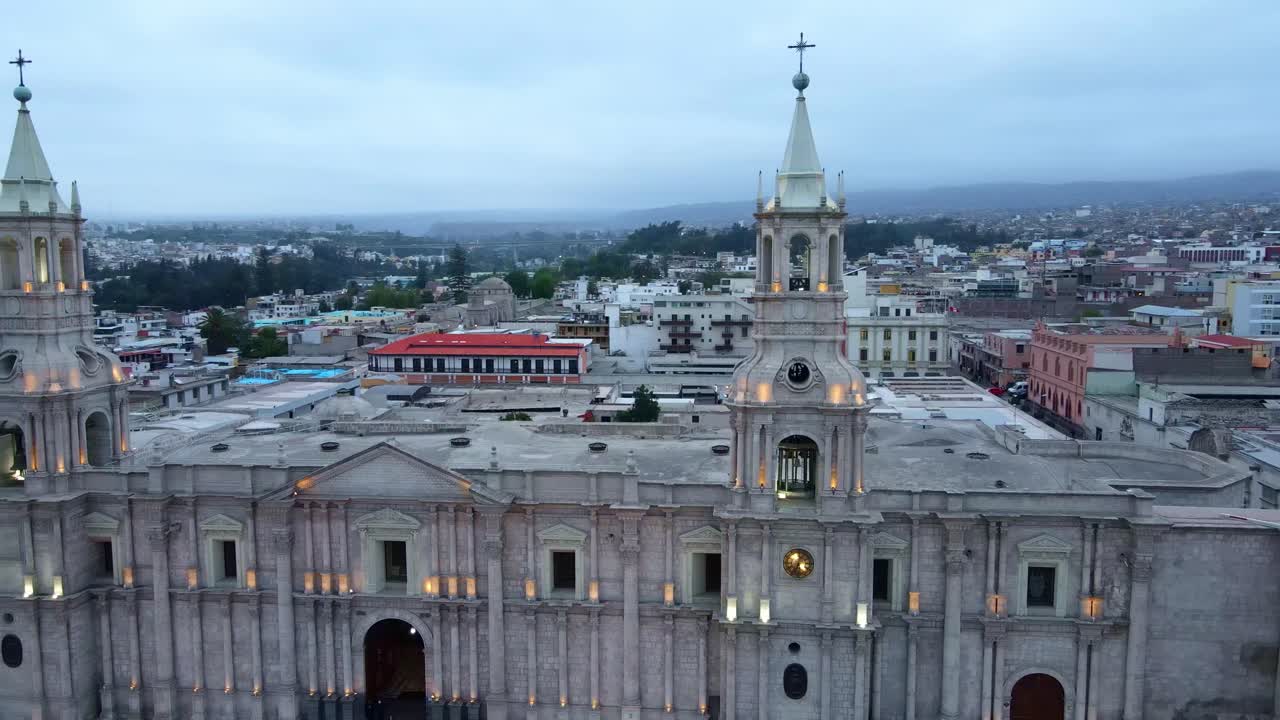 catedral de arequipa dia nublado clima frio