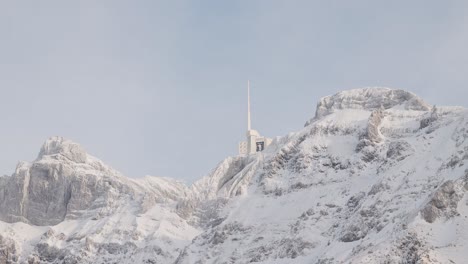 瑞士山地山地在阿尔卑斯山, 有新鲜的雪和雾