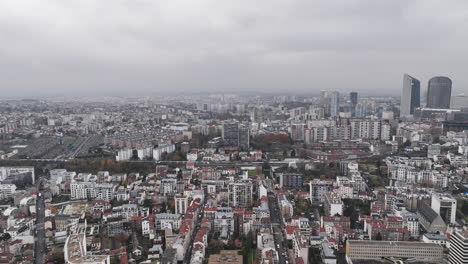 Los-Rascacielos-De-La-Défense-Se-Elevan-Entre-La-Niebla-En-Un-Día-Nublado.