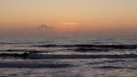 el amanecer sobre el océano