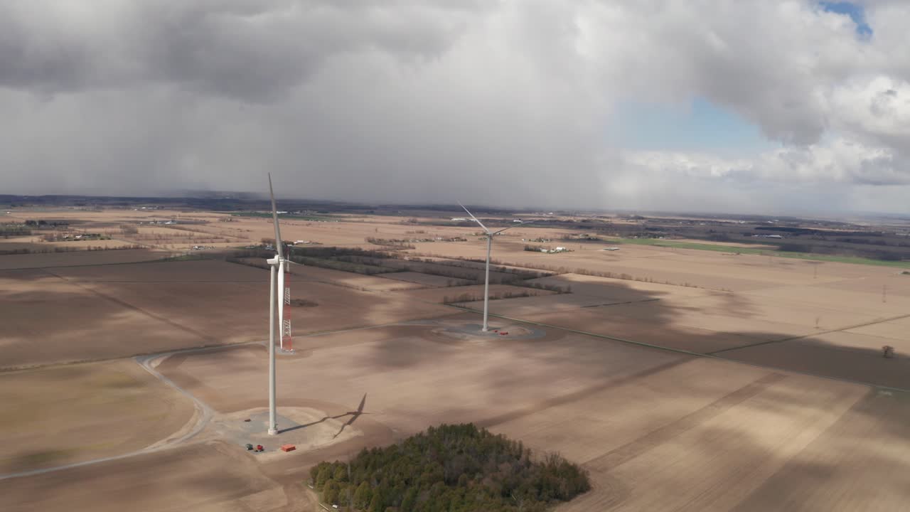 두 개의 작동하지 않는 풍력 터빈의 아름다운 넓은 시야