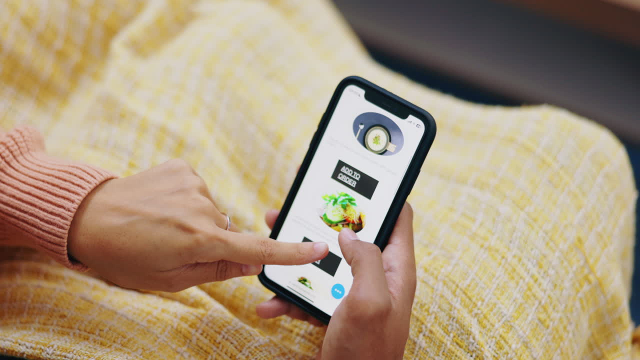 pareja, teléfono y manos en el sitio web para el menú de comida