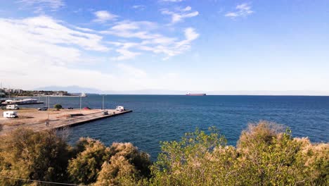 clip de dron de 4k que desciende sobre el puerto de tesalónica hasta un complejo deportivo