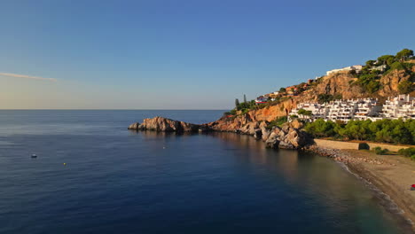 Vista-Panorámica-Del-Mar-Mediterráneo-Desde-La-Playa-Marina-Del-Este-En-Almuñécar,-Granada,-España