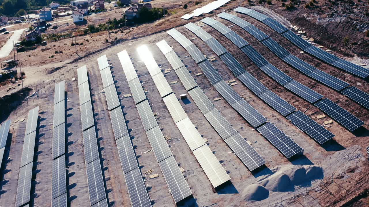 toma de drones de filas de paneles solares en una instalación de energía solar
