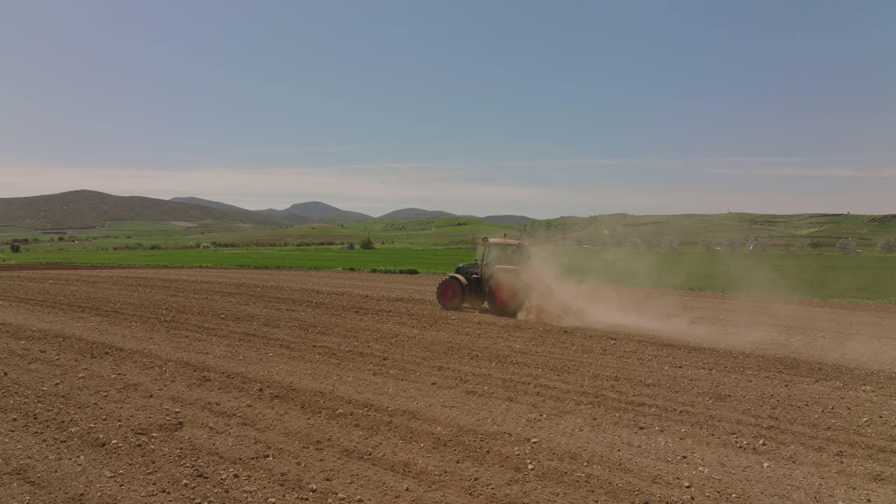 tractor que cultiva un campo