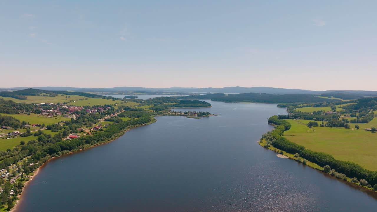 Filmato aereo con drone 4K del Lago di Lipno nella Repubblica Ceca, inquadratura ampia, giornata serena, Europa
