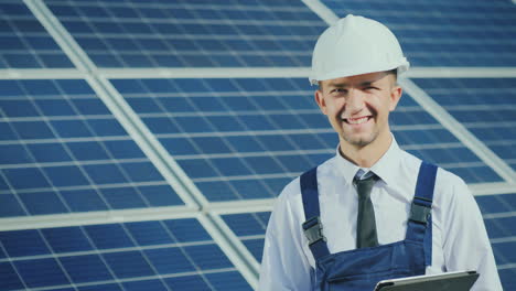 Retrato-De-Un-Joven-Ingeniero-Exitoso-En-El-Fondo-De-Una-Estación-De-Energía-Solar