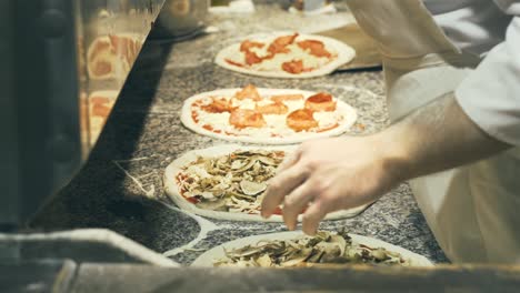 imágenes del chef preparando muchas pizzas en el restaurante