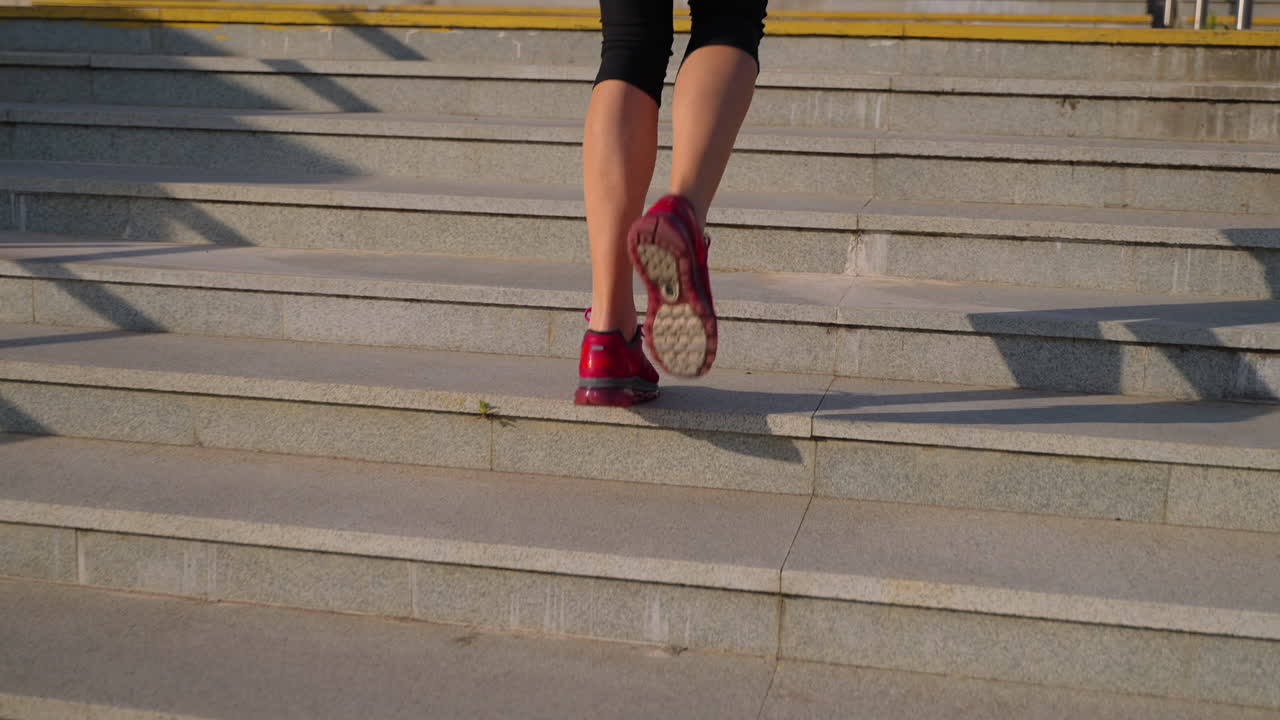 una mujer corriendo por las escaleras.