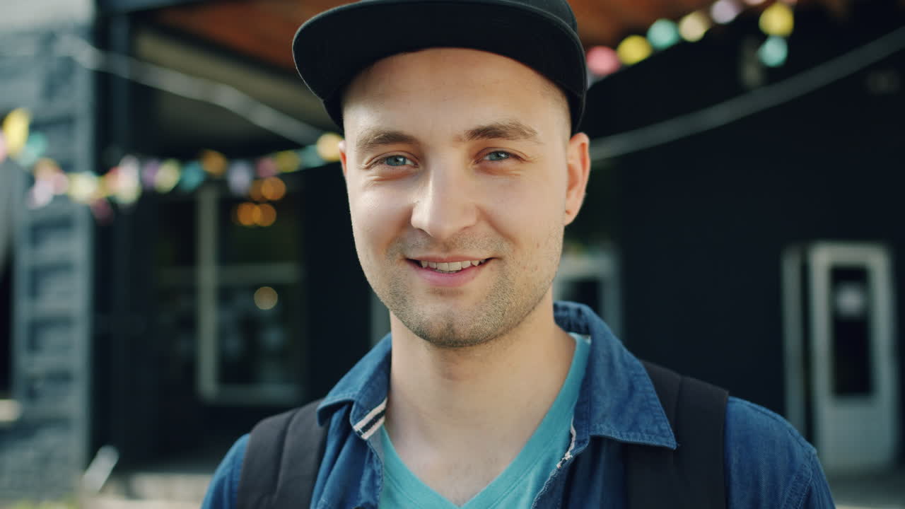 hombre sonriendo al aire libre