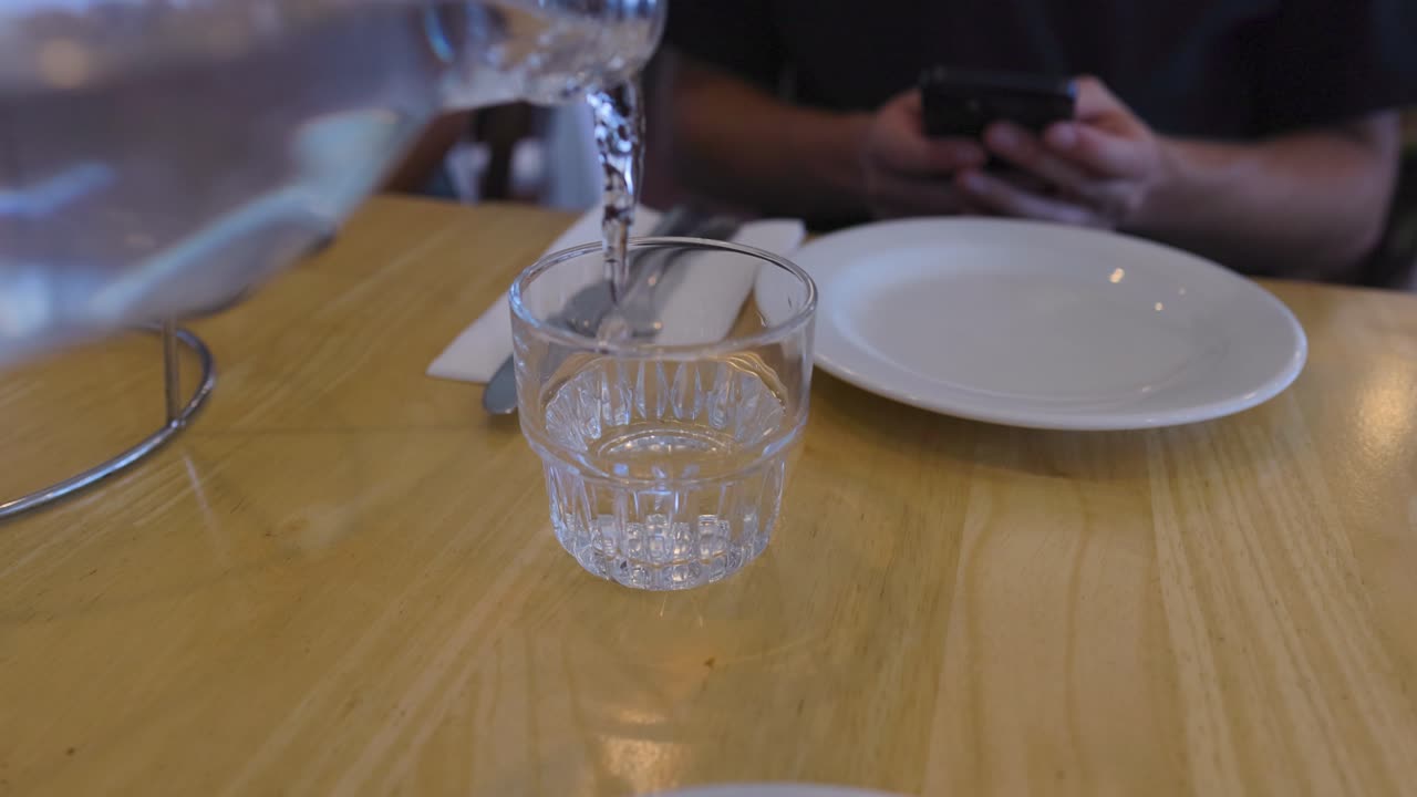 el agua se vierte en un vaso